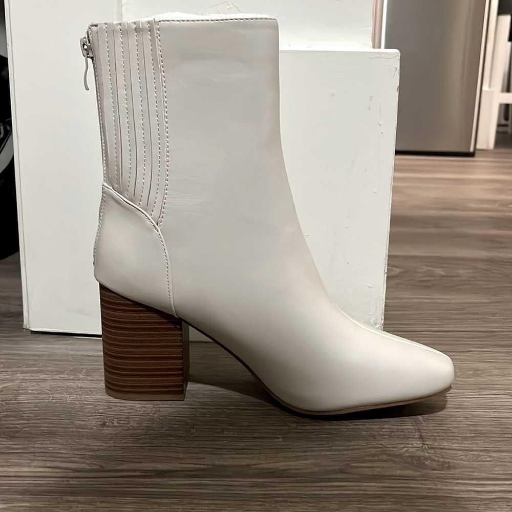 Short White Boots — Size 7.5 FITS A SIZE 7